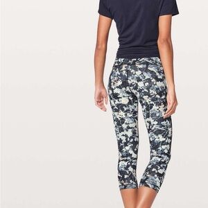 LULULEMON CROP BLACK WHITE FLOWER BLOOM GOOD USED LEGGINGS 21 INCH SIZE 6 SMALL